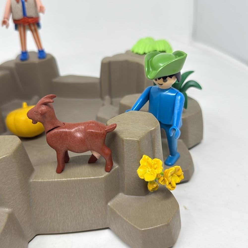 Playmobil Island Playset with Green Alligator and Figures - Picture 3 of 10
